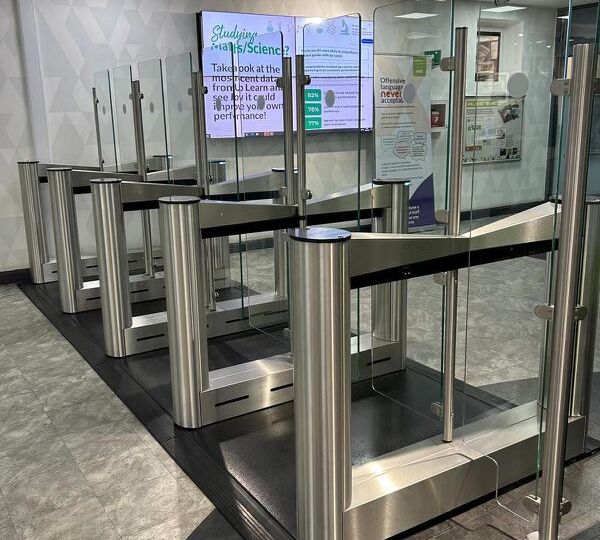Installation of GLASSGATE 400 SPEED-LANE-BARRIERS